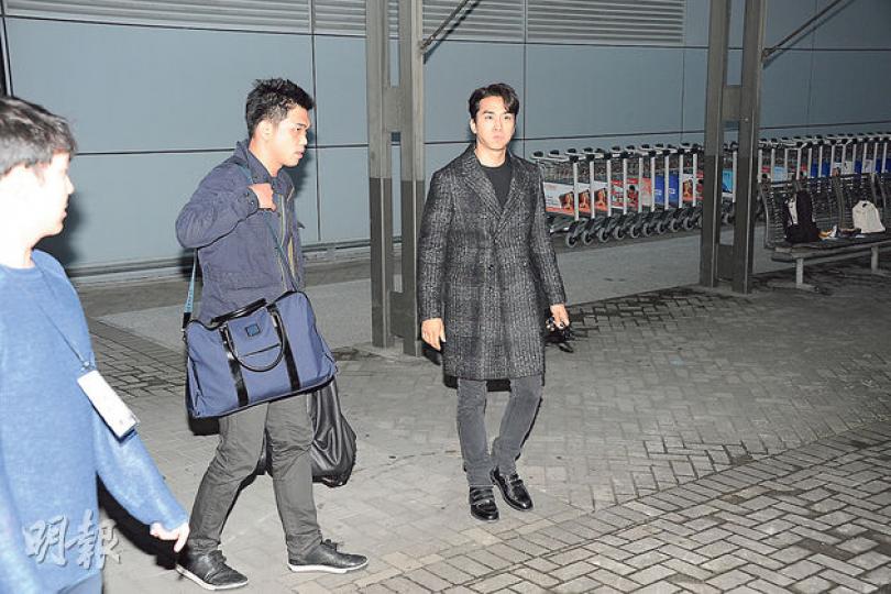 (攝影:娛樂組)韓國演員宋承憲抵港時最親民,走向粉絲跟他們握手。(攝影:娛樂組)權相佑抵港時向傳媒微笑揮手。(攝影:娛樂組)《奇怪的保姆》崔智友昨日以一身黑色打扮現身香港機場。(攝影:娛樂組)韓國男團Infinite昨晚抵港。(攝影:娛樂組)新婚不久的高梓淇(左)與太太蔡琳恩愛同行。(攝影:娛樂組) (攝影:娛樂組)韓國演員宋承憲抵港時最親民,走向粉絲跟他們握手。(攝影:娛樂組)權相佑抵港時向傳媒微笑揮手。(攝影:娛樂組)《奇怪的保姆》崔智友昨日以一身黑色打扮現身香港機場。(攝影:娛樂組)韓國男團Infinite昨晚抵港。(攝影:娛樂組)新婚不久的高梓淇(左)與太太蔡琳恩愛同行。(攝影:娛樂組)