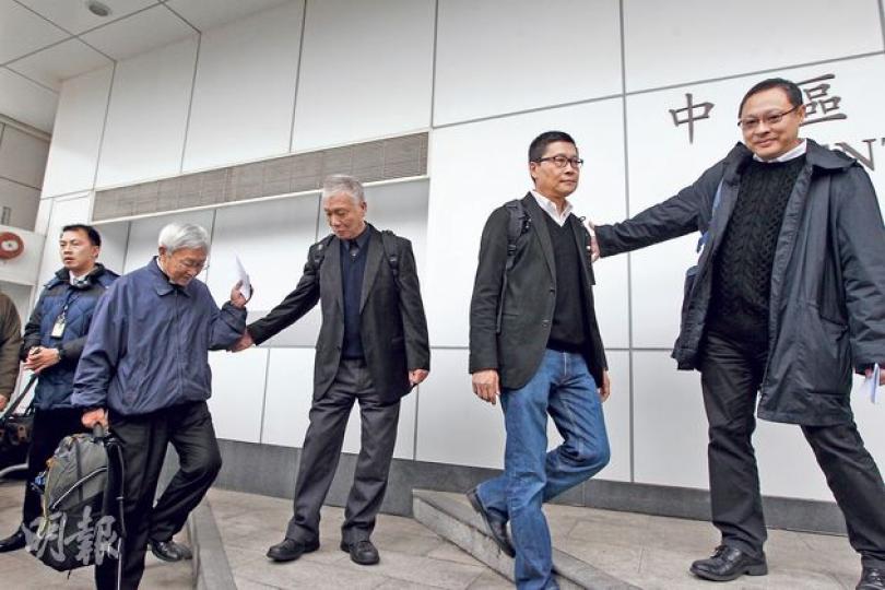 由拋出「和平佔中」理念至付諸實行,佔中三子戴耀廷(右起)、陳健民、朱耀明在約20個月來互相扶持,他們昨與天主教香港教區榮休主教陳日君(右四)到中區警署自首,履行公民抗命責任。(李紹昌攝) 由拋出「和平佔中」理念至付諸實行,佔中三子戴耀廷(右起)、陳健民、朱耀明在約20個月來互相扶持,他們昨與天主教香港教區榮休主教陳日君(右四)到中區警署自首,履行公民抗命責任。(李紹昌攝)