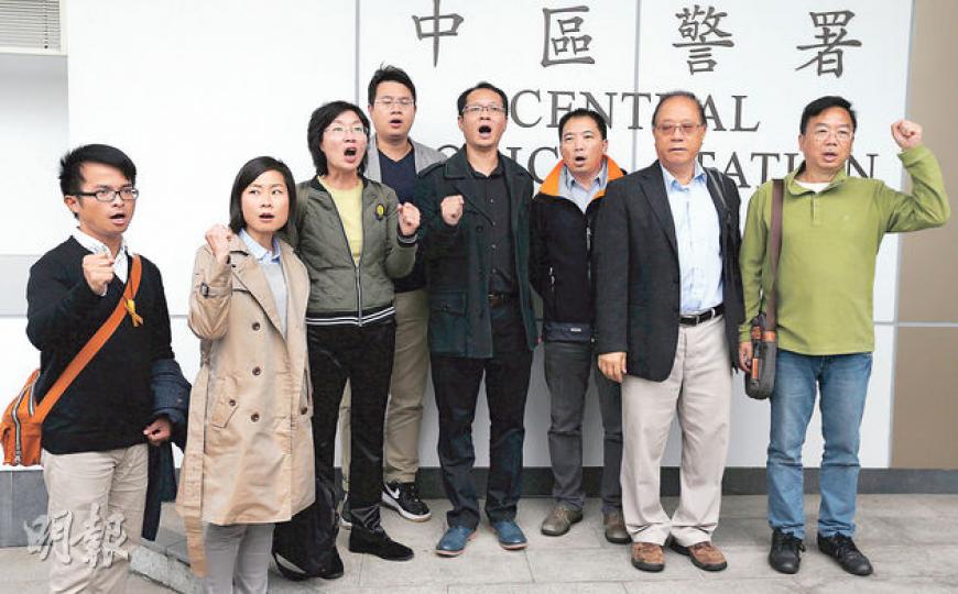民主黨14名成員昨與佔中三子一同自首,他們分批進入中區警署,表明自己曾參與佔領運動,涉非法集會。左起﹕林立志、朱順雅、陳樹英、尹兆堅、蔡耀昌、胡志偉、楊森、張文光。(李紹昌攝) 民主黨14名成員昨與佔中三子一同自首,他們分批進入中區警署,表明自己曾參與佔領運動,涉非法集會。左起﹕林立志、朱順雅、陳樹英、尹兆堅、蔡耀昌、胡志偉、楊森、張文光。(李紹昌攝)