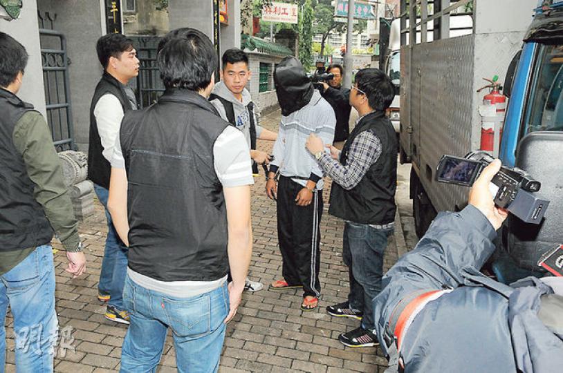 中年漢涉嫌於周一在深水埗斬傷六旬漢被捕,昨被探員押返現場重組案情。(鍾炳然攝) 中年漢涉嫌於周一在深水埗斬傷六旬漢被捕,昨被探員押返現場重組案情。(鍾炳然攝)