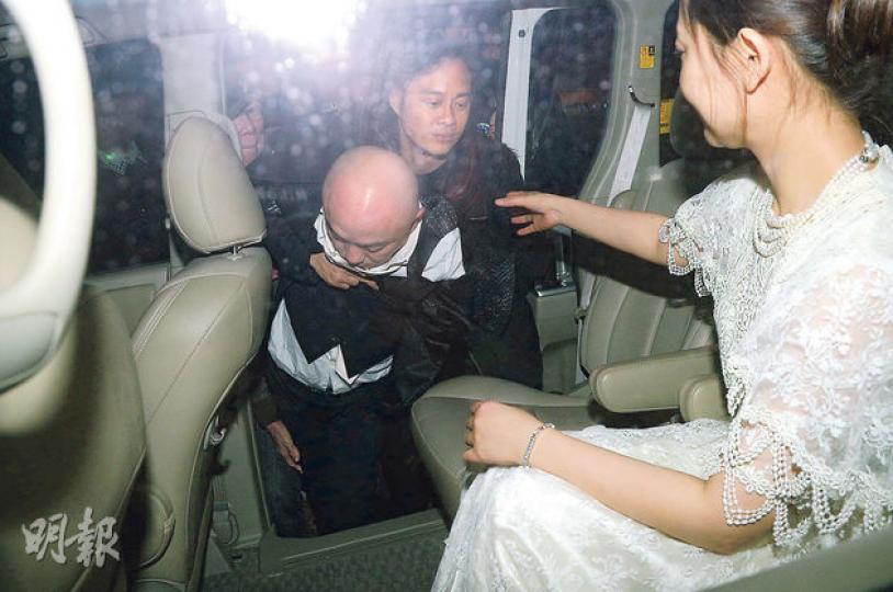 張衛健要蔡一智出盡力抬上車,他完全醉到不省人事。(攝影:黃梓烜、梁榮達)張茜用手為老公張衛健擋醉態,不過健仔已變成「醉街演員」了!(攝影:黃梓烜、梁榮達)「醉街演員」 (攝影:黃梓烜、梁榮達)蘇永康包下一間樓上餐廳在婚宴後再搞派對,他與太太都沒有飲醉,保持清醒來照顧一班好友。(攝影:黃梓烜、梁榮達)鄭秀文與許志安為老友高興,玩至凌晨2時才離去。(攝影:黃梓烜、梁榮達) 張衛健要蔡一智出盡力抬上車,他完全醉到不省人事。(攝影:黃梓烜、梁榮達)張茜用手為老公張衛健擋醉態,不過健仔已變成「醉街演員」了!(攝影:黃梓烜、梁榮達)「醉街演員」 (攝影:黃梓烜、梁榮達)蘇永康包下一間樓上餐廳在婚宴後再搞派對,他與太太都沒有飲醉,保持清醒來照顧一班好友。(攝影:黃梓烜、梁榮達)鄭秀文與許志安為老友高興,玩至凌晨2時才離去。(攝影:黃梓烜、梁榮達)