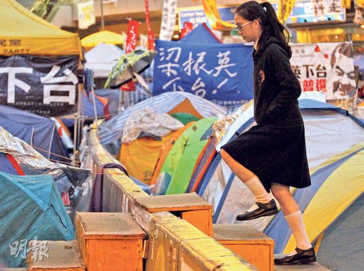 佔領行動至今第69日,今次行動特點之一在參與者以青年為主,金鐘佔區(圖)所見,不少標語與政治有關,如要求特首梁振英下台。本報上月底調查顯示,1032受訪高中生和大專生79%不滿或非常不滿梁表現,3%滿意或非常滿意。(郭慶輝攝) 佔領行動至今第69日,今次行動特點之一在參與者以青年為主,金鐘佔區(圖)所見,不少標語與政治有關,如要求特首梁振英下台。本報上月底調查顯示,1032受訪高中生和大專生79%不滿或非常不滿梁表現,3%滿意或非常滿意。(郭慶輝攝)