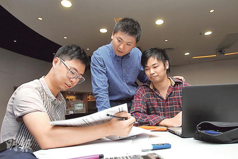 團結香港基金顧問張澤松(中)在城大搞CityU Apps Lab,他認為「後佔中」期間政府要幫年輕人建立自己的產業,而他也重點栽培同學阿佳(右)。阿佳說最關注青年向上流動問題,因為他經歷過中學被踢出校的經歷,卻在車房找到發展方向,希望年輕人肯努力時,可以有機會「上返來」。(林俊源攝) 團結香港基金顧問張澤松(中)在城大搞CityU Apps Lab,他認為「後佔中」期間政府要幫年輕人建立自己的產業,而他也重點栽培同學阿佳(右)。阿佳說最關注青年向上流動問題,因為他經歷過中學被踢出校的經歷,卻在車房找到發展方向,希望年輕人肯努力時,可以有機會「上返來」。(林俊源攝)