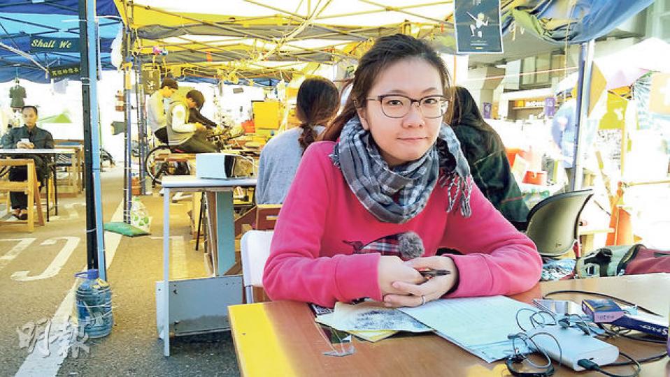 中大生梁雅婷幾乎日日到金鐘佔領區,大部分時間也會留在自修室溫習,她說因中大不時舉辦有關政治社會議題講座,使她變得關心時政。(鄭佩珊攝)中四生梁澤謙於學聯9月底發動大專罷課已參與其中,他最不滿政府今次處理政制爭議的手法,指佔領是政治問題,政府不應歸咎為青年問題。(郭慶輝攝) 中大生梁雅婷幾乎日日到金鐘佔領區,大部分時間也會留在自修室溫習,她說因中大不時舉辦有關政治社會議題講座,使她變得關心時政。(鄭佩珊攝)中四生梁澤謙於學聯9月底發動大專罷課已參與其中,他最不滿政府今次處理政制爭議的手法,指佔領是政治問題,政府不應歸咎為青年問題。(郭慶輝攝)