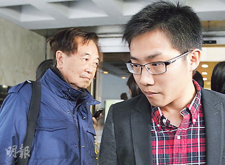 反對金鐘禁令的兩名被告黃浩銘(右)及郭卓堅(左)昨散庭後接受記者訪問。黃浩銘否認為拖延時間而未有提出上訴,他說只是因無律師代表,需時組織理據。他稱上次旺角清場有大批戴紅帽的人到場協助,但他們的衣著「女人街也買到」,難以確認是否獲授權的代理人,故今次在庭上要求澄清。(郭慶輝攝) 反對金鐘禁令的兩名被告黃浩銘(右)及郭卓堅(左)昨散庭後接受記者訪問。黃浩銘否認為拖延時間而未有提出上訴,他說只是因無律師代表,需時組織理據。他稱上次旺角清場有大批戴紅帽的人到場協助,但他們的衣著「女人街也買到」,難以確認是否獲授權的代理人,故今次在庭上要求澄清。(郭慶輝攝)