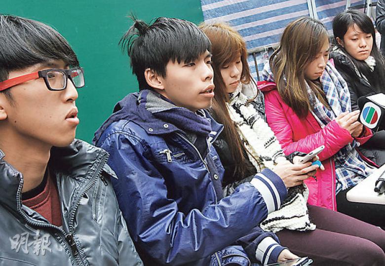 學民思潮5名學生繼續絕食,其中黃之鋒(左二)已絕食逾70小時,因身體狀况,昨早在醫生勸喻下喝了一茶匙葡萄糖水,他就此致歉,但堅持繼續絕食。(郭慶輝攝) 學民思潮5名學生繼續絕食,其中黃之鋒(左二)已絕食逾70小時,因身體狀况,昨早在醫生勸喻下喝了一茶匙葡萄糖水,他就此致歉,但堅持繼續絕食。(郭慶輝攝)