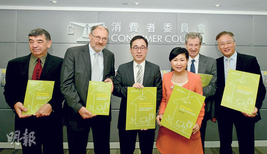 消委會聯同格林威治大學能源政策教授Stephen Thomas(左一)、澳洲Foundation for Effective Markets and Governance主席Allan Asher(左二)以及聯合國「保障消費者指引」小組成員Robin Simpson(右二),檢視香港電力市場。消委會競爭政策研究小組主席鄭建韓(左三)說,現有利潤管制對消費者不公,促循序漸進改革。右三為消委會總幹事黃鳳嫺。(黃志東攝) 消委會聯同格林威治大學能源政策教授Stephen Thomas(左一)、澳洲Foundation for Effective Markets and Governance主席Allan Asher(左二)以及聯合國「保障消費者指引」小組成員Robin Simpson(右二),檢視香港電力市場。消委會競爭政策研究小組主席鄭建韓(左三)說,現有利潤管制對消費者不公,促循序漸進改革。右三為消委會總幹事黃鳳嫺。(黃志東攝)