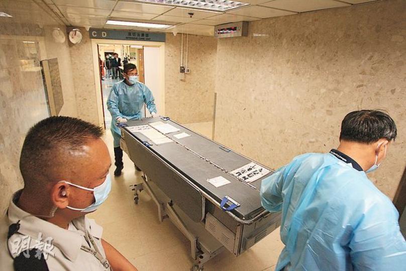 瑪嘉烈醫院醫護昨將梁國基的遺體由深切治療部舁走,多名同袍在病房內送別「基哥」,更有消防硬漢不禁流淚。(伍浦鋒攝)消防處長黎文軒(中)昨傍晚趕赴瑪嘉烈醫院送別梁國基,其後召開記者會公布消息時,也一度傷心哽咽。(伍浦鋒攝) 瑪嘉烈醫院醫護昨將梁國基的遺體由深切治療部舁走,多名同袍在病房內送別「基哥」,更有消防硬漢不禁流淚。(伍浦鋒攝)消防處長黎文軒(中)昨傍晚趕赴瑪嘉烈醫院送別梁國基,其後召開記者會公布消息時,也一度傷心哽咽。(伍浦鋒攝)