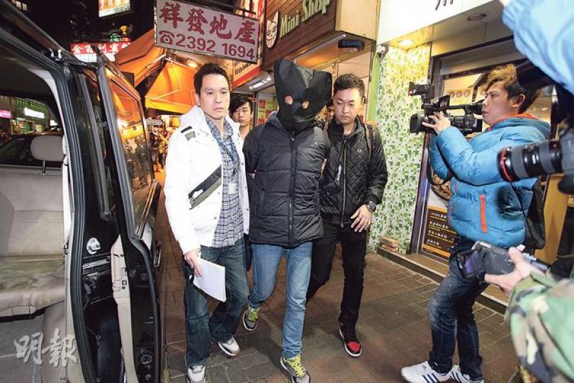 持雙程證來港的姓吳(23歲)騙徒(中)致電警署企圖勒索,探員將計就計,假裝受騙後埋伏將他拘捕。(蔡方山攝) 持雙程證來港的姓吳(23歲)騙徒(中)致電警署企圖勒索,探員將計就計,假裝受騙後埋伏將他拘捕。(蔡方山攝)