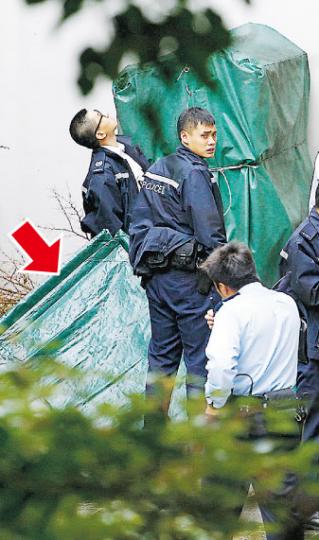 一名44歲男子昨在高等法院大樓天台躍下,飛墮至低層朝茶具博物館方向的平台,當場死亡。警員用帳篷(箭嘴示)將遺體遮蓋,並在現場蒐證。(郭慶輝攝) 一名44歲男子昨在高等法院大樓天台躍下,飛墮至低層朝茶具博物館方向的平台,當場死亡。警員用帳篷(箭嘴示)將遺體遮蓋,並在現場蒐證。(郭慶輝攝)