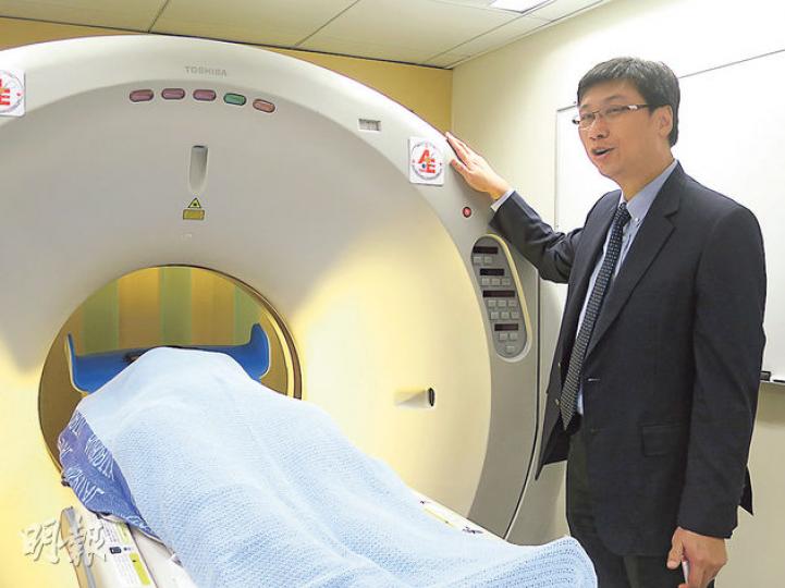 律敦治及鄧肇堅醫院急症室訓練中心醫學總監簡培基介紹新的模擬電腦掃描器。他指急症及深切治療部病人接受電腦掃描時可能隨時病情轉差,學員需學習處理步驟,例如要先關掉電腦掃描器才可步入病人身處的掃描房間,避免受電腦掃描大量輻射影響。(黎芷欣攝)急症科訓練中心地庫新的模擬救護車啟用,前身為上一代救護車,經改裝後,現時內部設計和設備完全參照新一代救護車。(黎芷欣攝) 律敦治及鄧肇堅醫院急症室訓練中心醫學總監簡培基介紹新的模擬電腦掃描器。他指急症及深切治療部病人接受電腦掃描時可能隨時病情轉差,學員需學習處理步驟,例如要先關掉電腦掃描器才可步入病人身處的掃描房間,避免受電腦掃描大量輻射影響。(黎芷欣攝)急症科訓練中心地庫新的模擬救護車啟用,前身為上一代救護車,經改裝後,現時內部設計和設備完全參照新一代救護車。(黎芷欣攝)