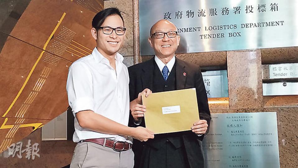 英皇國際執行董事張炳強(右),與集團企業行政主任楊政龍(左)昨日親身到場入標競投馬鞍山白石耀沙路地皮。(劉詠怡攝) 英皇國際執行董事張炳強(右),與集團企業行政主任楊政龍(左)昨日親身到場入標競投馬鞍山白石耀沙路地皮。(劉詠怡攝)