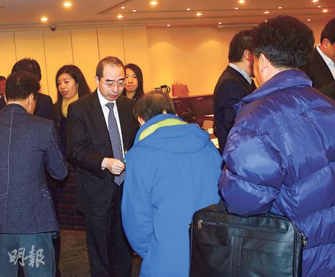 愛護家庭家長協會(藍衣者為其成員)昨約見監警會主席郭琳廣,要求公平公正跟進針對警方投訴。(劉焌陶攝) 愛護家庭家長協會(藍衣者為其成員)昨約見監警會主席郭琳廣,要求公平公正跟進針對警方投訴。(劉焌陶攝)
