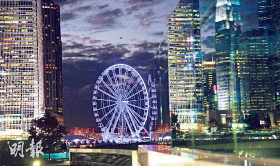 香港摩天輪昨日開業,成為港島區的新地標。夜色降臨後,從金鐘添馬公園眺望中環,可見「亮燈」後由白變紫的摩天輪,在高樓燈火處處的夜色中顯眼亮麗。(林俊源攝)香港摩天輪開業首夜適逢農曆十月十四,維港夜空掛着將近圓滿的月亮,惜月圓客未滿,月光下頻見空車廂。(鄧宗弘攝)昨晚入夜燈火燦爛,更勝日間景色。摩天輪開業首個小時吸引逾300人次乘坐,包括一家大小、情侶及遊客,不少搶先捧場的乘客鍾愛維港夜景,在車廂中拍照留念成為指定動作。(李紹昌攝) 香港摩天輪昨日開業,成為港島區的新地標。夜色降臨後,從金鐘添馬公園眺望中環,可見「亮燈」後由白變紫的摩天輪,在高樓燈火處處的夜色中顯眼亮麗。(林俊源攝)香港摩天輪開業首夜適逢農曆十月十四,維港夜空掛着將近圓滿的月亮,惜月圓客未滿,月光下頻見空車廂。(鄧宗弘攝)昨晚入夜燈火燦爛,更勝日間景色。摩天輪開業首個小時吸引逾300人次乘坐,包括一家大小、情侶及遊客,不少搶先捧場的乘客鍾愛維港夜景,在車廂中拍照留念成為指定動作。(李紹昌攝)