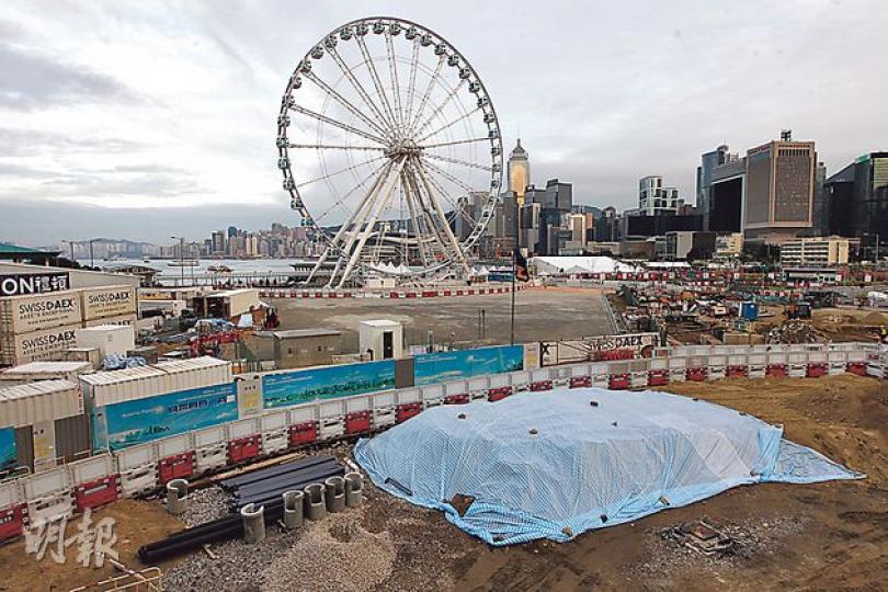 香港摩天輪雖可飽覽維港景色,但向中環方向俯瞰,卻見一片「爛地」(圖下方位置),該處為新海濱工程中待決定用途的一處空地,料要丟空至2017年,才決定如何規劃。(李紹昌攝)香港摩天輪昨早邀請傳媒預覽,因天色欠佳,眺望維港景致一片灰暗,而望向灣仔一帶則見中環新海濱、金鐘至灣仔會展一帶景色。(李紹昌攝)(明報製圖)(明報製圖) 香港摩天輪雖可飽覽維港景色,但向中環方向俯瞰,卻見一片「爛地」(圖下方位置),該處為新海濱工程中待決定用途的一處空地,料要丟空至2017年,才決定如何規劃。(李紹昌攝)香港摩天輪昨早邀請傳媒預覽,因天色欠佳,眺望維港景致一片灰暗,而望向灣仔一帶則見中環新海濱、金鐘至灣仔會展一帶景色。(李紹昌攝)(明報製圖)(明報製圖)