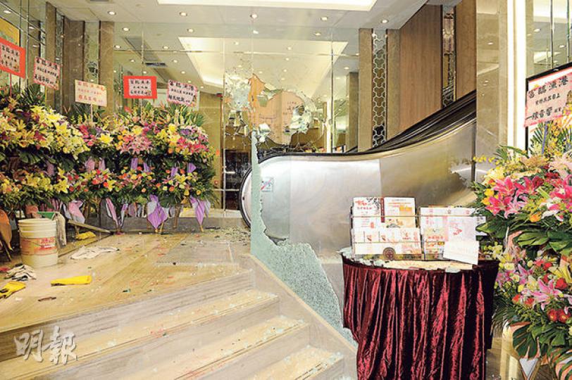 昨早開張的屯門建榮街富臨漁港分店,營業前遭歹徒大肆破壞,多塊落地玻璃及牆鏡被擊碎,魚缸等亦被淋漆油破壞。(蔡方山攝) 昨早開張的屯門建榮街富臨漁港分店,營業前遭歹徒大肆破壞,多塊落地玻璃及牆鏡被擊碎,魚缸等亦被淋漆油破壞。(蔡方山攝)