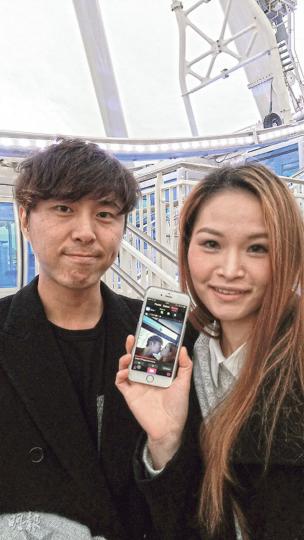 摩天輪第一批乘客李先生和林小姐昨拍拖乘坐，更在半空親吻留倩影（手機屏幕）。李說俯瞰維港景色相當美麗，但看見附近有工地則「美中不足」，二人昨日與另一對情侶共用車廂，李認為若有包廂服務，收費貴一點也不介意，因為可與另一半享受更浪漫時刻。（周婷攝）林小姐（左一）與黃小姐（右二）昨日特意帶子女坐摩天輪，提早約30分鐘到場排隊，成為第一批乘客。二人乘坐後均覺滿意，但黃小姐說未必再來第二次，「主要是想帶小朋友來玩，但同一樣景色未必需要看第二次，會介紹朋友來」。（周婷攝）大專生周小姐（左）及鄭小姐（右）說摩天