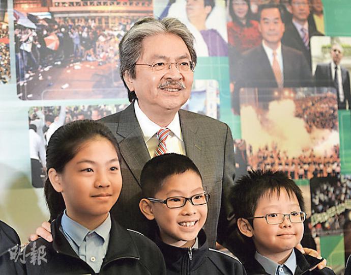 「2014年十大港聞選舉」噚日搞記者會,財政司長曾俊華(後)就揀滬港通正式通車呢單新聞,反而學生就揀佔領新聞,四年級嘅林泓匡(前排右一)話政府同學生都要為佔領事件負責任,又話特首梁振英應好好同學生溝通,聽到在場人士都拍手叫好。(盧翊銘攝) 「2014年十大港聞選舉」噚日搞記者會,財政司長曾俊華(後)就揀滬港通正式通車呢單新聞,反而學生就揀佔領新聞,四年級嘅林泓匡(前排右一)話政府同學生都要為佔領事件負責任,又話特首梁振英應好好同學生溝通,聽到在場人士都拍手叫好。(盧翊銘攝)
