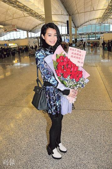 胡杏兒收到疑似追求者Mr. R送上的一大束玫瑰。(攝影/記者:林祖傑、柯美)黃浩然獲公司安排飛新加坡,為劇集《名門暗戰》宣傳。(攝影/記者:林祖傑、柯美)對於《醋娘子》收視低,陳煒表示現在收看方法不同,總之有人睇和支持已開心,她不會氣餒。(攝影/記者:林祖傑、柯美) 胡杏兒收到疑似追求者Mr. R送上的一大束玫瑰。(攝影/記者:林祖傑、柯美)黃浩然獲公司安排飛新加坡,為劇集《名門暗戰》宣傳。(攝影/記者:林祖傑、柯美)對於《醋娘子》收視低,陳煒表示現在收看方法不同,總之有人睇和支持已開心,她不會氣餒。(攝影/記者:林祖傑、柯美)