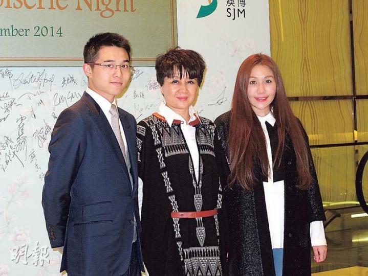 四太梁安琪以澳博常務董事身分,代賭王主持慈善拍賣晚會,仔女猷亨及超盈亦現身幫忙。(攝影/記者﹕林蘊兒) 四太梁安琪以澳博常務董事身分,代賭王主持慈善拍賣晚會,仔女猷亨及超盈亦現身幫忙。(攝影/記者﹕林蘊兒)