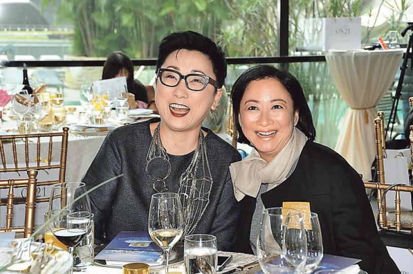劉天蘭(左)及謝寧均先後跟岑建勳結婚又離婚,兩人碰面有說有笑,更大方合照。(攝影:鍾偉茵) 劉天蘭(左)及謝寧均先後跟岑建勳結婚又離婚,兩人碰面有說有笑,更大方合照。(攝影:鍾偉茵)