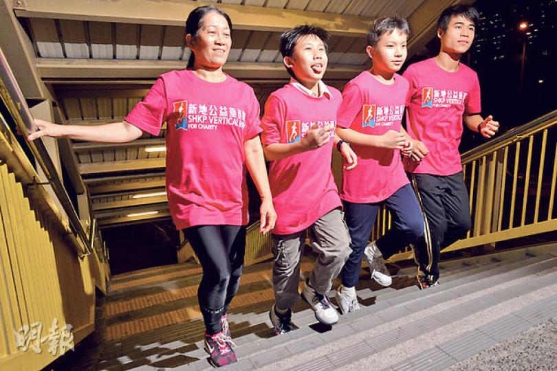 雙眼只剩一成視力、60歲的陳麗英(左一)今日參加在環球貿易廣場(ICC)舉行的公益垂直跑 ,挑戰行上21層樓梯。而青年組聾人隊伍成員劉家銘(右起)、吳祉昊和莊怡豐,將伙拍隊友黃駿豪參與82層接力賽。(葉家豪攝) 雙眼只剩一成視力、60歲的陳麗英(左一)今日參加在環球貿易廣場(ICC)舉行的公益垂直跑 ,挑戰行上21層樓梯。而青年組聾人隊伍成員劉家銘(右起)、吳祉昊和莊怡豐,將伙拍隊友黃駿豪參與82層接力賽。(葉家豪攝)