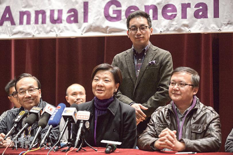 公民黨昨舉行周年黨員大會,並選出新一屆執行委員會。黨魁梁家傑(前排左起)、黨主席余若薇和秘書長賴仁彪均連任。原本是新界東支部主席的湯家驊沒有競逐,由原本新界東支部的副主席楊岳橋(站立者)接任。湯家驊昨日沒有出席會員大會。(葉家豪攝) 公民黨昨舉行周年黨員大會,並選出新一屆執行委員會。黨魁梁家傑(前排左起)、黨主席余若薇和秘書長賴仁彪均連任。原本是新界東支部主席的湯家驊沒有競逐,由原本新界東支部的副主席楊岳橋(站立者)接任。湯家驊昨日沒有出席會員大會。(葉家豪攝)
