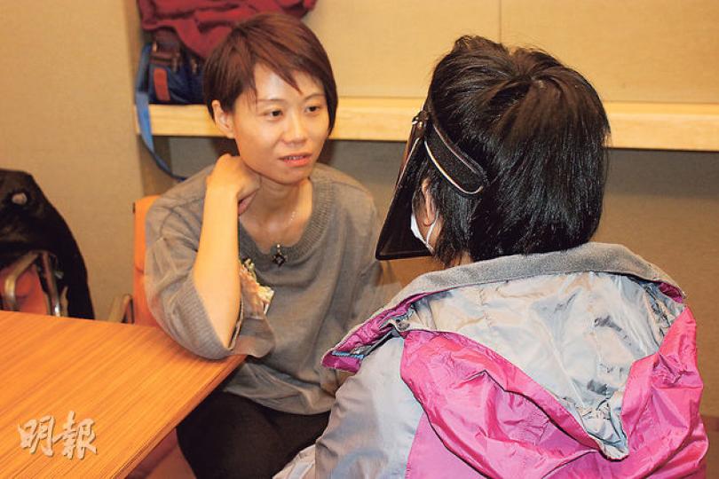 20多歲的輕度智障女子阿如（背向鏡頭），曾兩度遭強姦及懷孕，其中去年被在街頭初認識的男子侵犯。東華三院芷若園署理主任廖珮珊（左）稱，有不少智障人士會因為陌生人提供小量金錢利益或以食物引誘而落入陷阱，遭受性暴力對待。（朱家怡攝）（明報製圖）