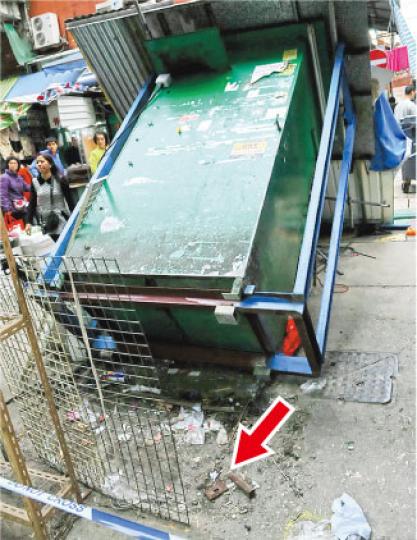 旺角廣東道一排檔昨午塌下後,職員在地下發現數塊鐵片(箭嘴示),懷疑工程後地面凹凸不平,但當局只以鐵片「楔」着罅隙應付,幸意外中未釀重大傷亡。(林智傑攝) 旺角廣東道一排檔昨午塌下後,職員在地下發現數塊鐵片(箭嘴示),懷疑工程後地面凹凸不平,但當局只以鐵片「楔」着罅隙應付,幸意外中未釀重大傷亡。(林智傑攝)