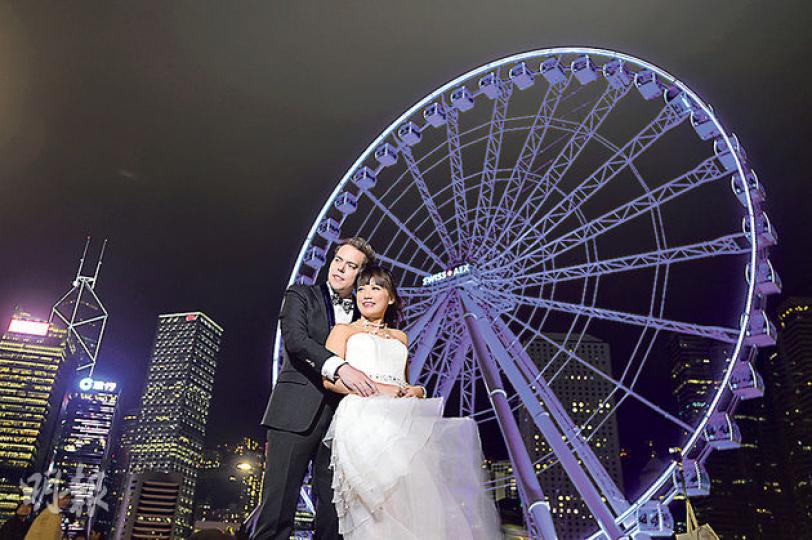 香港摩天輪晚間「亮燈」後更顯浪漫,配合維港萬家燈火的璀璨夜景,開業兩晚均吸引不少新人專程前來拍婚紗照。(鄧宗弘攝)香港摩天輪昨晚首現排隊人潮,天色轉黑後持續有數十人輪候乘坐,按記者目測,每人購票後須輪候超過20分鐘方可登上車廂;不過昨日間輪候市民未算多,平均等10分鐘已可乘坐。(鄧宗弘攝)港人陳先生(右)與母親(左)路過中環,順道試坐摩天輪。陳母大讚景觀一流,但票價略貴,而陳先生則指摩天輪略矮,若高度提升可令景觀更廣闊開揚,他們稱打算聖誕期間與家人再次夜乘摩天輪,欣賞維港夜景。(林婉斐攝)廣州自 香港摩天輪晚間「亮燈」後更顯浪漫,配合維港萬家燈火的璀璨夜景,開業兩晚均吸引不少新人專程前來拍婚紗照。(鄧宗弘攝)香港摩天輪昨晚首現排隊人潮,天色轉黑後持續有數十人輪候乘坐,按記者目測,每人購票後須輪候超過20分鐘方可登上車廂;不過昨日間輪候市民未算多,平均等10分鐘已可乘坐。(鄧宗弘攝)港人陳先生(右)與母親(左)路過中環,順道試坐摩天輪。陳母大讚景觀一流,但票價略貴,而陳先生則指摩天輪略矮,若高度提升可令景觀更廣闊開揚,他們稱打算聖誕期間與家人再次夜乘摩天輪,欣賞維港夜景。(林婉斐攝)廣州自
