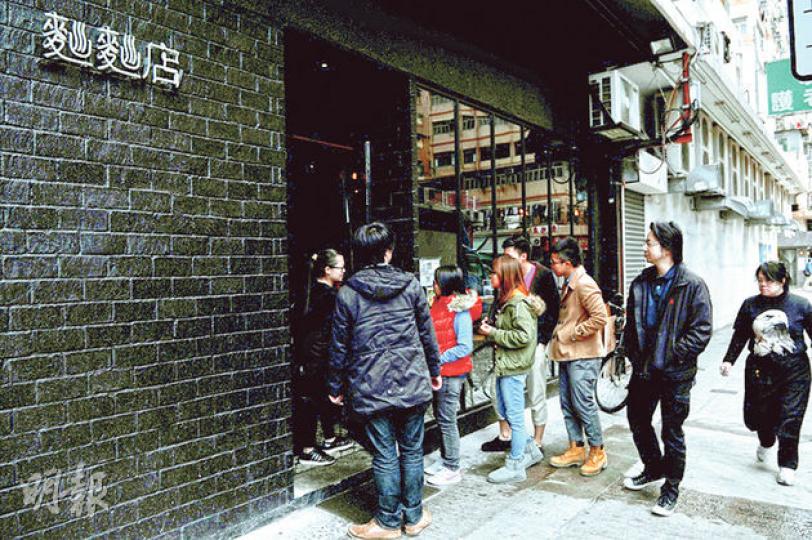 唱片騎師阮小儀有份投資的食店,昨凌晨發生「煲燶湯」事件後,早上如常營業。 (林智傑攝) 唱片騎師阮小儀有份投資的食店,昨凌晨發生「煲燶湯」事件後,早上如常營業。 (林智傑攝)