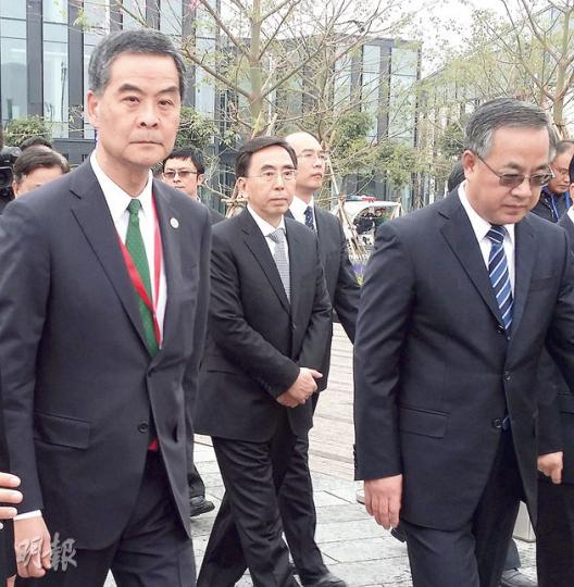 特首梁振英（左）昨與廣東省委書記胡春華（右）、廣東省長朱小丹（中）往深圳前海參觀。梁振英見傳媒時稱，會在適當時候公布金鐘執法日期。他又呼籲學生把對政改熱情「甚至乎激情」用在剩下的政改工作上，參與下階段的政改諮詢。（魏嘉儀攝）學民思潮仍有代表在絕食，一群參加撐學生遊行的家長及市民，昨午到在金鐘佔領區探望絕食學生吳文謙（前右），有家長一時感慨落淚。（李澤彤攝）