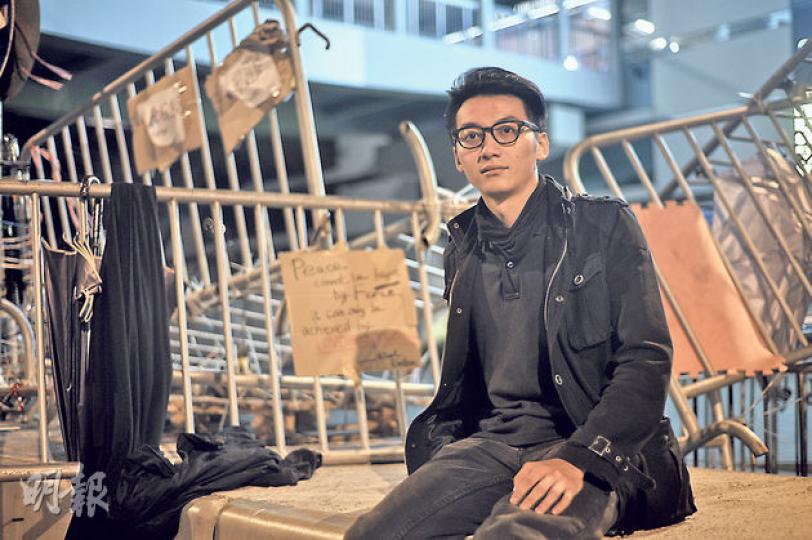 新成立團體「學生前線」核心成員鄭先生，留學澳洲，佔中期間長期留港，他表示一旦警方清場，不會如佔中三子早前建議般坐着被捕，會以盾牌守住防線。（盧翊銘攝）