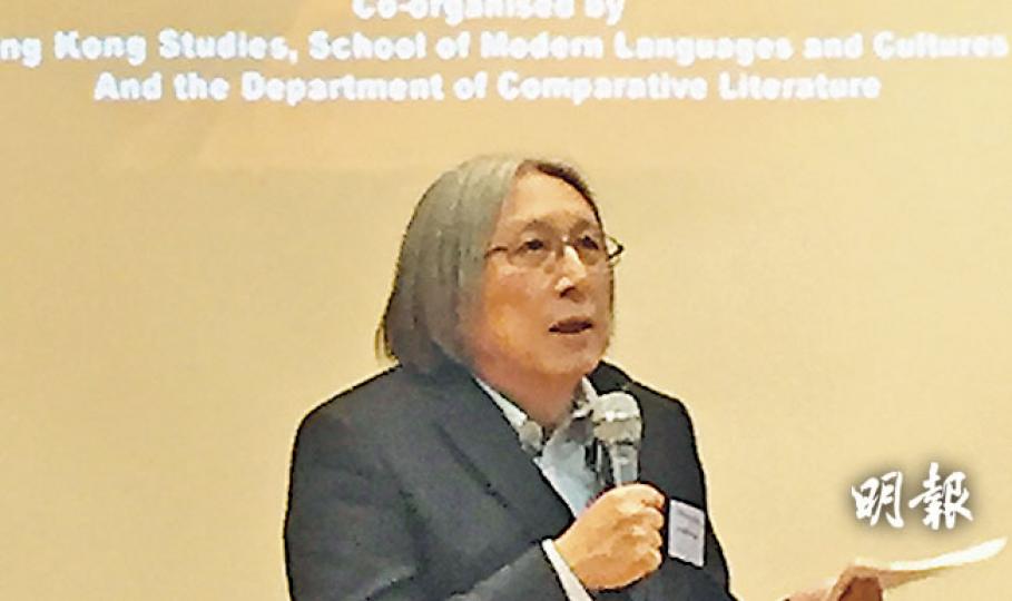 香港著名作家陳冠中昨日在港大以「香港作為方法」為題演講，他提及新世代年輕人已不再只重物質、講求經濟理性，而政府了解年輕人時，亦不應以「從上而下」心態。（梁杏怡攝）