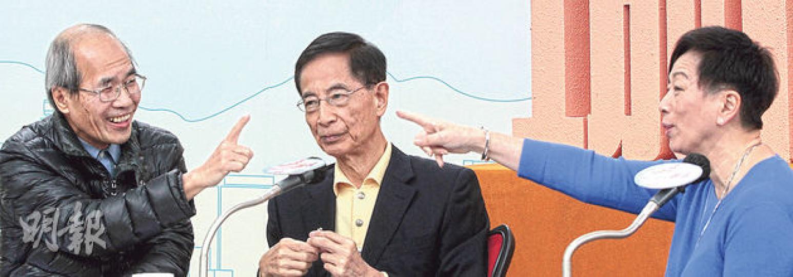 自由黨榮譽主席周梁淑怡（右）昨出席城市論壇時表示《中英聯合聲明》沒失效，時事評論員劉銳紹（左）相信，「失效」之說是英國下議院議員「借勢誤導」。民主黨創黨主席李柱銘就認為，中英雙方沒否認《聲明》已「失效」的言論，國務院《一國兩制白皮書》闡明中國對香港有全面管治權、法官亦要愛國，《聲明》「失效」似乎是「自然發展」。（李澤彤攝）