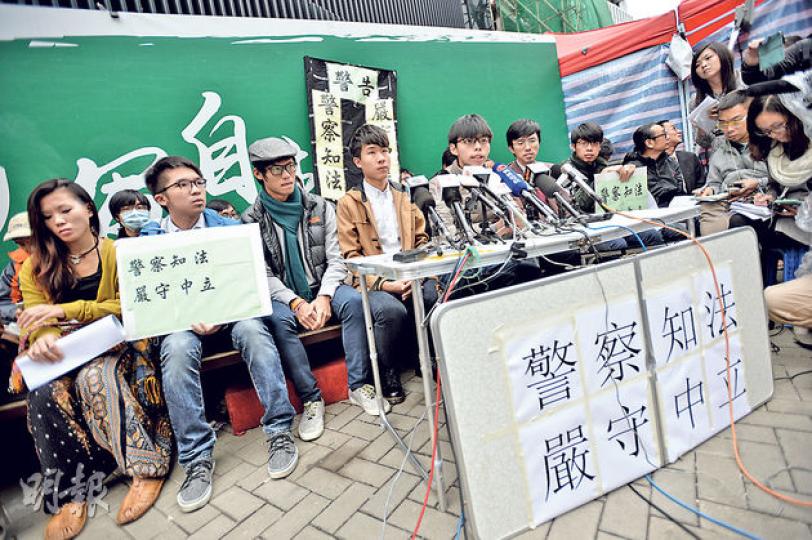 10多名示威者昨舉行記者會，稱在佔中期間遭警方暴力對待，踐踏人權，各人初步聯繫到一星期前警方驅散龍和道示威者時，被警打傷的約30人，正研究下一步行動。（盧翊銘攝）