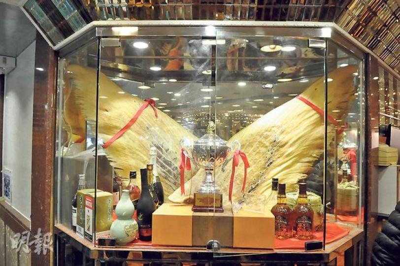 旺角聯合廣場好彩海鮮酒家的玻璃酒櫃被撬開偷去多瓶名貴洋酒，但估計現值30萬元的「天九翅」（圖後）未有被盜。（林智傑攝）人頭馬酒廠的白蘭地「路易十三」身價不菲，每瓶約值萬多元至5萬元，視乎年份。圖中兩瓶路易十三巿價分別約2萬多元（左）及3萬多元（右）。（林智傑攝）居於公屋的無業漢多次假扮豪客向酒舖訂購名貴洋酒，騙去多支路易十三，昨被蒙頭押返天水圍寓所搜查，檢獲懷疑犯案時所穿衣服。（伍浦鋒攝）