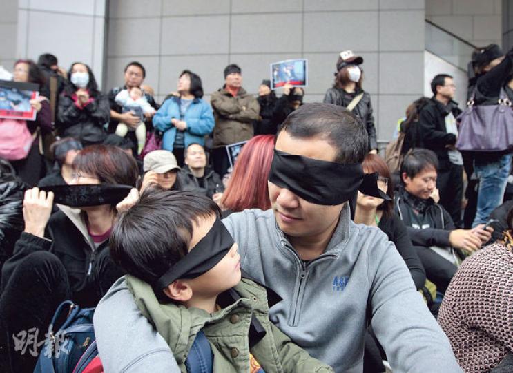 傘下爸媽、國民教育家長關注組、文化監暴等18個團體，下午由灣仔修頓球場遊行至警察總部，抗議警方近日清場及驅趕示威者時使用暴力。有家長帶同子女參加遊行，並以大會提供的黑色布條遮掩雙眼，默站抗議，以示對警員濫用武力的無言傷痛及憤怒。 （李澤彤攝）「傘下爸媽」、國教家長關注組、文化監暴等18個團體昨午由修頓遊行至灣仔警察總部，抗議警方近日清場及驅趕示威者時使用暴力，部分人沿途手持黃色雨傘，又高叫譴責警方使用過分武力的口號。（李澤彤攝）