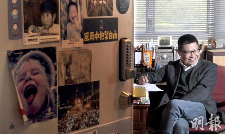中大社會學系副教授陳健民昨日回到大學的辦公室,整天工作是批改百多份考試卷,亦是他回校復教一個月以來,首次「重見天日」打開辦公室的房門,告別閉門沉思的日子。他坦言過去一個月雖回校復教,但「個心無法安靜」,或要待整個佔領運動完結才可恢復正常生活。(李澤彤攝)佔領行動超過兩個月,佔中發起人之一陳健民檢視今場運動,認為在啟蒙市民鞏固公民社會方面已「成果豐碩」,超乎其想像。他透露,最近反思今次佔領運動角色,認為作為學者,日後不會再擔任社運的「組織者」,會改為「用筆作戰」,撰文繼續抗爭,並希望在解決佔中事宜 中大社會學系副教授陳健民昨日回到大學的辦公室,整天工作是批改百多份考試卷,亦是他回校復教一個月以來,首次「重見天日」打開辦公室的房門,告別閉門沉思的日子。他坦言過去一個月雖回校復教,但「個心無法安靜」,或要待整個佔領運動完結才可恢復正常生活。(李澤彤攝)佔領行動超過兩個月,佔中發起人之一陳健民檢視今場運動,認為在啟蒙市民鞏固公民社會方面已「成果豐碩」,超乎其想像。他透露,最近反思今次佔領運動角色,認為作為學者,日後不會再擔任社運的「組織者」,會改為「用筆作戰」,撰文繼續抗爭,並希望在解決佔中事宜