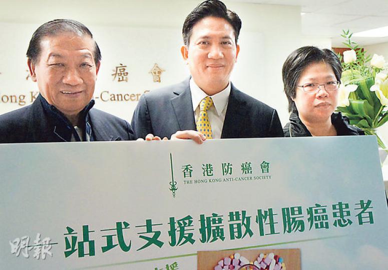 彭先生(左)以往常吃肥叉燒,去年患腸癌後一改生活習慣,多菜少肉,堅持每日運動半小時。黃太(右)的八旬姨丈早前因大腸癌離世,他生前獲香港防癌會安排入住「愛心病牀」,免其入院費負擔,防癌會正準備將愛心病牀由12張擴至18張。圖中為該會癌症教育委員會主席廖敬賢。(梁杏怡攝) 彭先生(左)以往常吃肥叉燒,去年患腸癌後一改生活習慣,多菜少肉,堅持每日運動半小時。黃太(右)的八旬姨丈早前因大腸癌離世,他生前獲香港防癌會安排入住「愛心病牀」,免其入院費負擔,防癌會正準備將愛心病牀由12張擴至18張。圖中為該會癌症教育委員會主席廖敬賢。(梁杏怡攝)