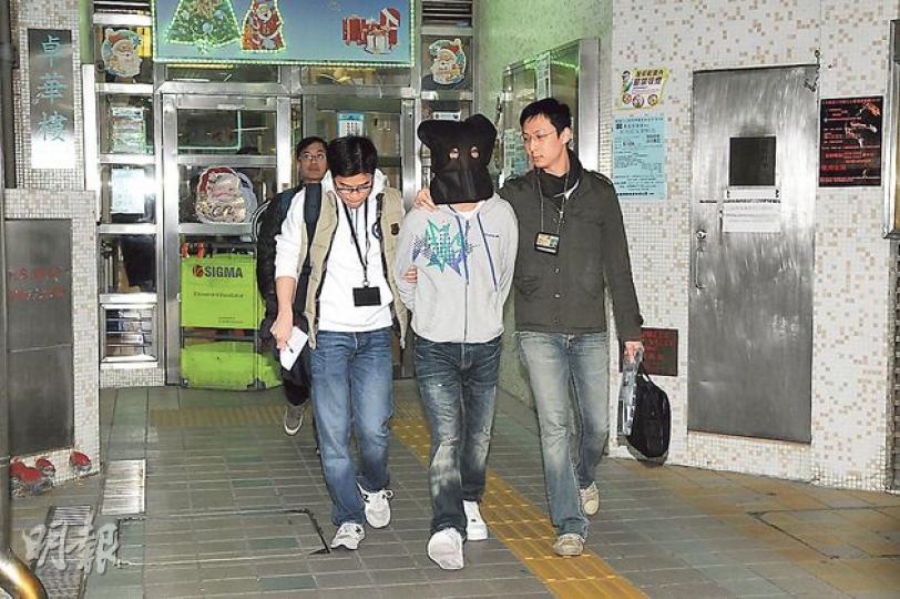 探員昨午在柴灣興華邨拘捕21歲黑幫男子,懷疑他操控多名少年販毒。(鍾炳然攝) 探員昨午在柴灣興華邨拘捕21歲黑幫男子,懷疑他操控多名少年販毒。(鍾炳然攝)