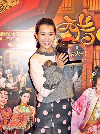 無綫豪擲50萬力谷《名門暗戰》收視,胡杏兒不覺「大細超」,因收視不會扯走。(攝影/記者:楊安莉)羅仲謙本來在無錫拍《西遊記》,返港落機即趕來宣傳。(攝影/記者:楊安莉)岑麗香任烹飪節目主持,每集煮一款食物,她要打長途電話找媽咪求救。(攝影/記者:楊安莉) 無綫豪擲50萬力谷《名門暗戰》收視,胡杏兒不覺「大細超」,因收視不會扯走。(攝影/記者:楊安莉)羅仲謙本來在無錫拍《西遊記》,返港落機即趕來宣傳。(攝影/記者:楊安莉)岑麗香任烹飪節目主持,每集煮一款食物,她要打長途電話找媽咪求救。(攝影/記者:楊安莉)
