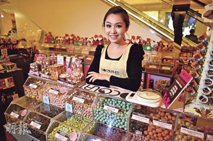 Chocolat-ier創辦人兼執行董事洪靜雲表示,租金高企,創業者要靠妙計才能突圍,例如她便放棄了地舖,專攻商場車仔檔與展會。(葉家豪攝) Chocolat-ier創辦人兼執行董事洪靜雲表示,租金高企,創業者要靠妙計才能突圍,例如她便放棄了地舖,專攻商場車仔檔與展會。(葉家豪攝)