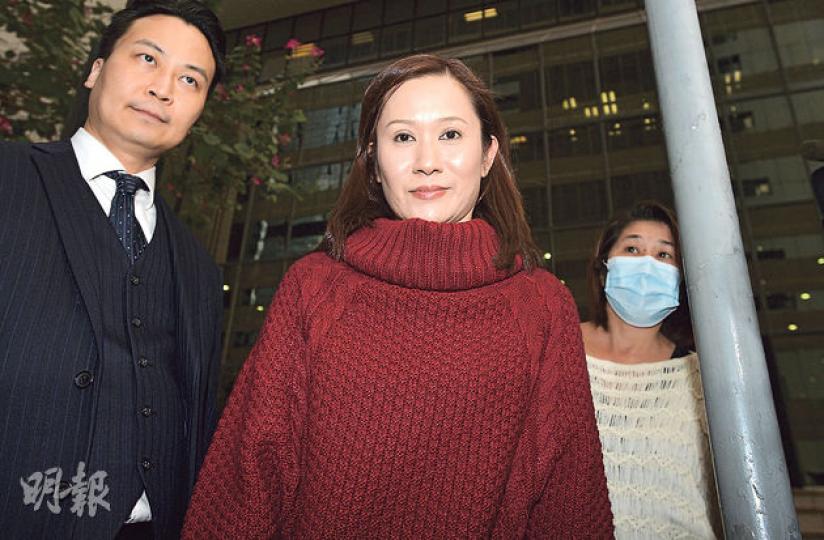 Erwiana昨稱前僱主羅允彤(圖中)安排她在裝有閉路電視的雜物房睡覺,但房中沒有牀,只能睡在地上。她每次睡覺前都需預先把房內的書本、吸塵機、梯子和袋等雜物取出房外。(鄧宗弘攝) Erwiana昨稱前僱主羅允彤(圖中)安排她在裝有閉路電視的雜物房睡覺,但房中沒有牀,只能睡在地上。她每次睡覺前都需預先把房內的書本、吸塵機、梯子和袋等雜物取出房外。(鄧宗弘攝)