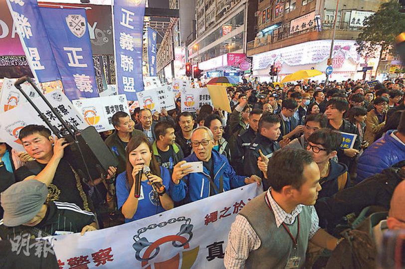 正義聯盟召集人李偲嫣昨晚發起「反鳩嗚行動」旺角遊行,抗議示威者在旺角街道發起購物行動擾亂秩序。當團體遊行至西洋菜街時,有市民撐起黃傘,反對其活動。(葉家豪攝) 正義聯盟召集人李偲嫣昨晚發起「反鳩嗚行動」旺角遊行,抗議示威者在旺角街道發起購物行動擾亂秩序。當團體遊行至西洋菜街時,有市民撐起黃傘,反對其活動。(葉家豪攝)