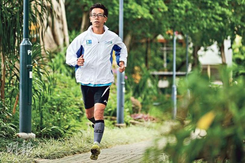 曾患慢性腎病的陳國明(圖),4年前接受腎臟移植手術後,現時體內有3個腎,腎功能恢復至近乎正常水平,明年初將再次參加渣打馬拉松全馬賽事。(黃志東攝) 曾患慢性腎病的陳國明(圖),4年前接受腎臟移植手術後,現時體內有3個腎,腎功能恢復至近乎正常水平,明年初將再次參加渣打馬拉松全馬賽事。(黃志東攝)