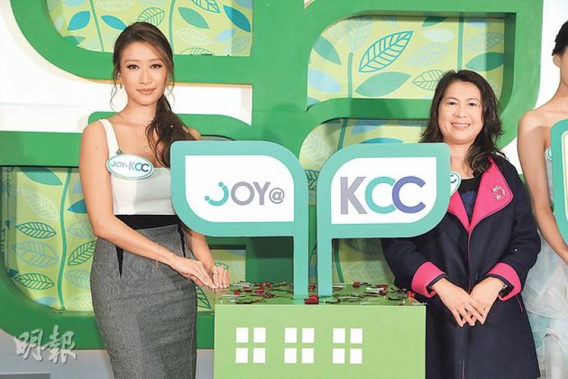 新地旗下葵涌九龍貿易中心活@KCC昨日開幕,並邀得藝人謝婷婷(左)擔任嘉賓。新地代理租務部總經理鍾秀蓮(右)表示,項目出租率達100%,期望每年收租達2298萬元。(李宛婷攝) 新地旗下葵涌九龍貿易中心活@KCC昨日開幕,並邀得藝人謝婷婷(左)擔任嘉賓。新地代理租務部總經理鍾秀蓮(右)表示,項目出租率達100%,期望每年收租達2298萬元。(李宛婷攝)