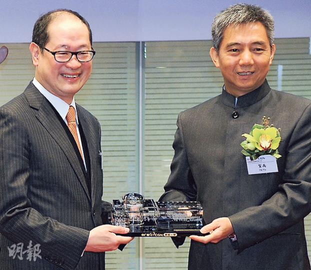 中廣核集團董事長賀禹(圖右)將核反應堆模型送畀港交所,話係代表公司引以自豪嘅自製核電技術「華龍一號」。(胡景禧攝) 中廣核集團董事長賀禹(圖右)將核反應堆模型送畀港交所,話係代表公司引以自豪嘅自製核電技術「華龍一號」。(胡景禧攝)