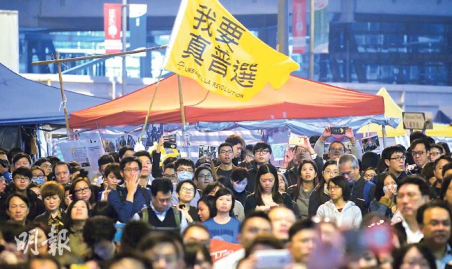 昨晚在金鐘清場前夕的「最後一夜」,市民絡繹不絕,金鐘佔領區再現人山人海。各人懷着不同心情,其間有人揮動「我要真普選」黃旗,以明心志。(鄧宗弘攝)佔領行動昨踏入第74晚,也很可能是金鐘的「最後一夜」,大批巿民趁清場前夕到金鐘佔領區聚集;有市民印製2000張寫滿訴求的紙張,摺成紙飛機,昨晚一起將紙飛機「飛入」政府總部,希望政府回應「真普選」訴求。 (林俊源攝)金鐘這一夜的晚會,相信是「雙學」成員最後一次站大台的機會,他們當中部分成員今日會留在佔區等待拘捕,部分則要「分工」避免被拘。雙學代表昨並向支持 昨晚在金鐘清場前夕的「最後一夜」,市民絡繹不絕,金鐘佔領區再現人山人海。各人懷着不同心情,其間有人揮動「我要真普選」黃旗,以明心志。(鄧宗弘攝)佔領行動昨踏入第74晚,也很可能是金鐘的「最後一夜」,大批巿民趁清場前夕到金鐘佔領區聚集;有市民印製2000張寫滿訴求的紙張,摺成紙飛機,昨晚一起將紙飛機「飛入」政府總部,希望政府回應「真普選」訴求。 (林俊源攝)金鐘這一夜的晚會,相信是「雙學」成員最後一次站大台的機會,他們當中部分成員今日會留在佔區等待拘捕,部分則要「分工」避免被拘。雙學代表昨並向支持