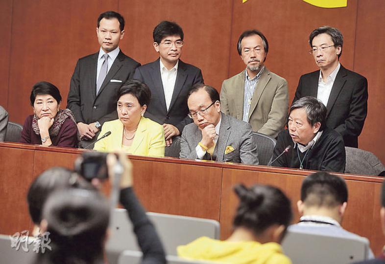 民主派昨發表聲明稱會通宵留守、等待被捕,但民主派中部分早已表明不會待捕,如公民黨湯家驊、衛生服務界李國麟(後右一)表明沒參與佔領,後者稱只作支援角色等。公民黨毛孟靜(前排左起)、民主黨劉慧卿、公民黨梁家傑、工黨李卓人則表明會坐在禁制令外的佔領區等候被捕。(李澤彤攝) 民主派昨發表聲明稱會通宵留守、等待被捕,但民主派中部分早已表明不會待捕,如公民黨湯家驊、衛生服務界李國麟(後右一)表明沒參與佔領,後者稱只作支援角色等。公民黨毛孟靜(前排左起)、民主黨劉慧卿、公民黨梁家傑、工黨李卓人則表明會坐在禁制令外的佔領區等候被捕。(李澤彤攝)